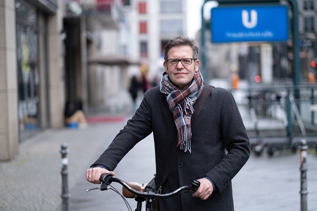 Steffen Mau mit seinem Fahrrad vor der U-Bahn-Station Friedrichstraße in Berlin