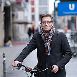 Steffen Mau mit seinem Fahrrad vor der U-Bahn-Station Friedrichstraße in Berlin
