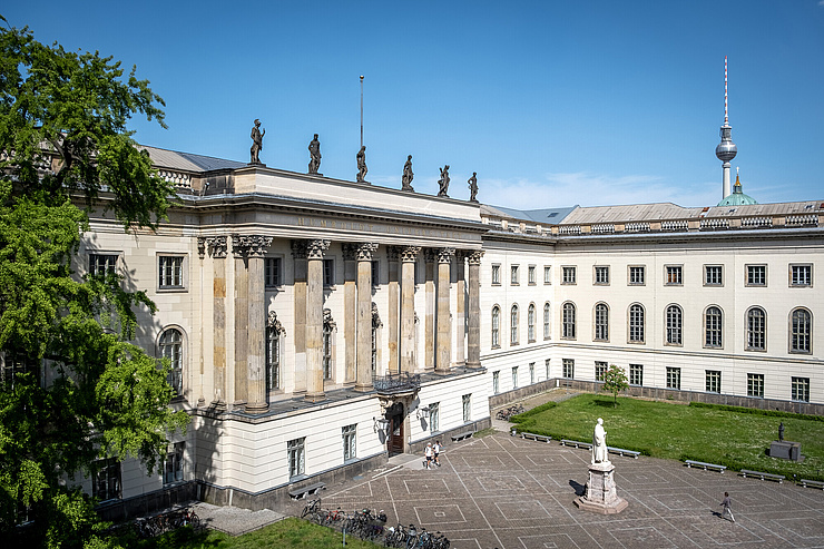 Hauptgebäude der Humboldt-Universität Der Mittelteil und Ostflügel des HU-Hauptgebäudes davor der Ehrenhof mit Helmholtz-Denkmal. Im Hintergrund der Fernsehturm