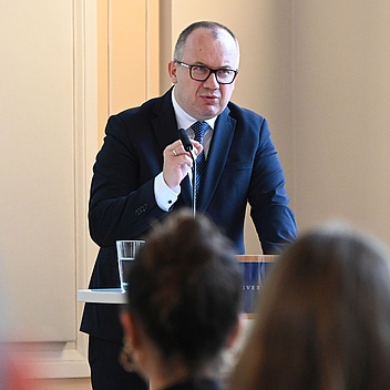 Adam Bodnar steht am Rednerpult zum Publikum gewandt