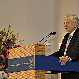 Jean-Claude Trichet steht am Rednerpult und hält seine Rede.