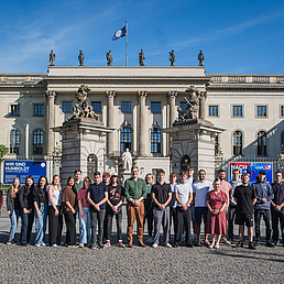 The new trainees stand in front of the main building of the HU.