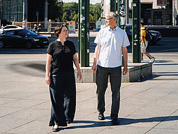 Sarah Wolf und Kai Nagel am Potsdamer Platz. Im Hintergrund sind die Säulen des Verkehrsturms zu sehen