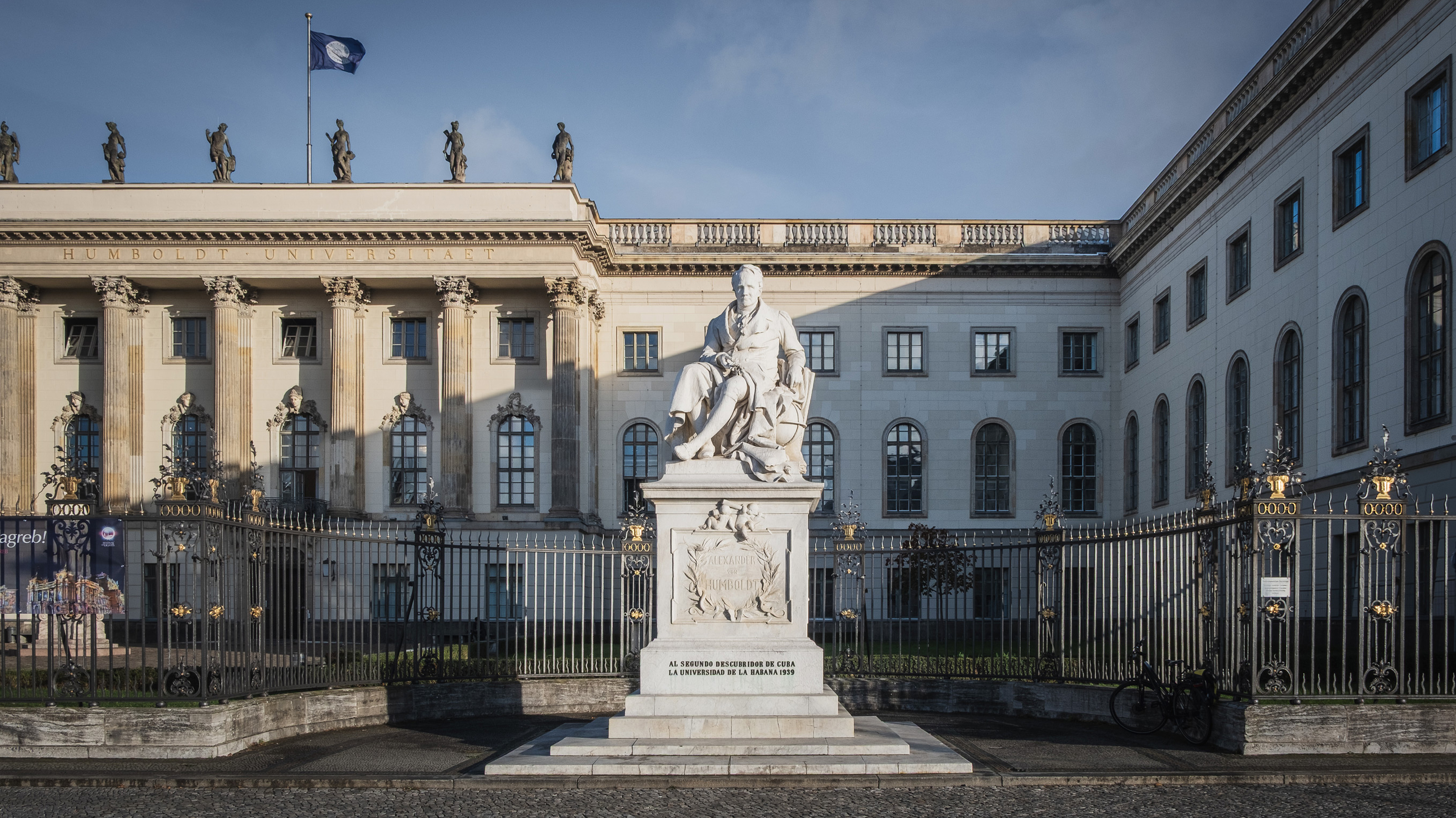 Das Bild zeigt das Hauptgebäude der HU in der Abendsonne.