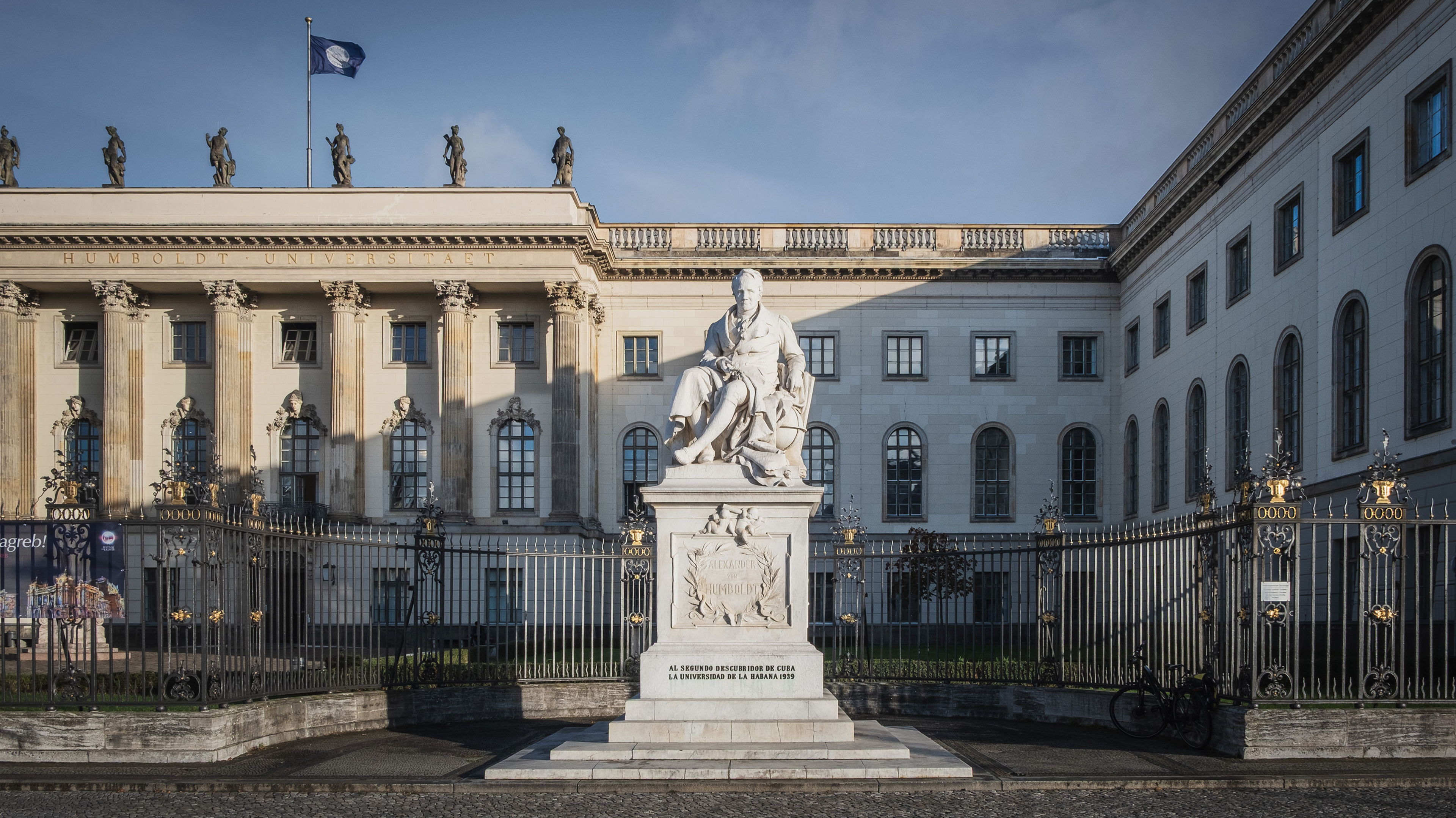 Das Bild zeigt das Hauptgebäude der HU in der Abendsonne.