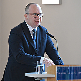 Adam Bodnar wie er dem Publikum zugewandt am Rednerpult steht und seine Rede hält.