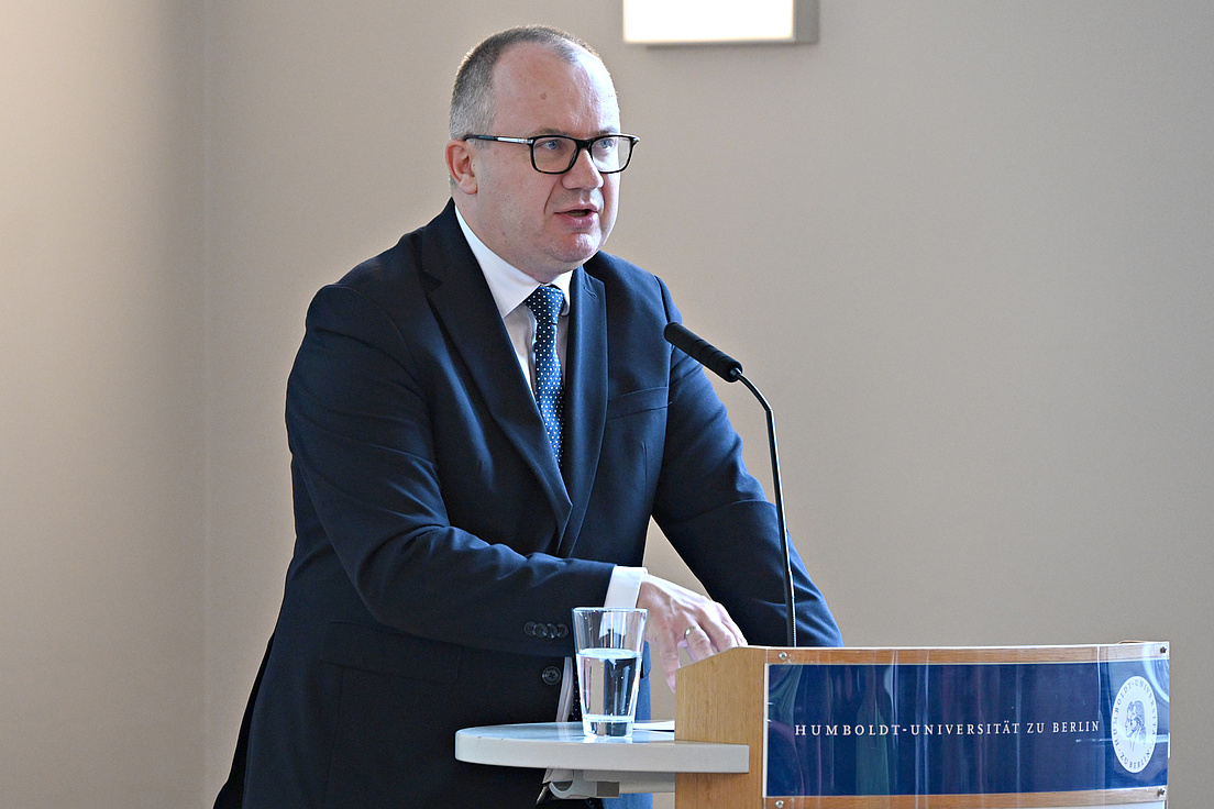 Adam Bodnar wie er dem Publikum zugewandt am Rednerpult steht und seine Rede hält.