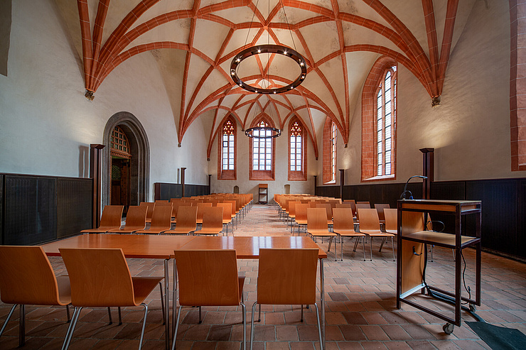 Die Heilig-Geist-Kapelle von Innen in kompletter Konferenzbestuhlung mit Rednerpult