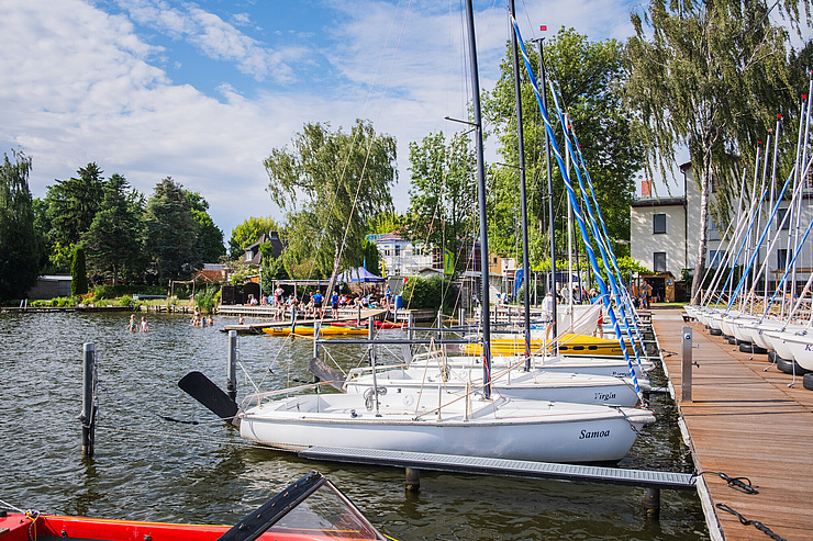 Wassersportzentrum der HU in Schmöckwitz Angeleinte Segelboote an einem Steg mit Blick zur Badestelle des Wassersportzentrums des HU-Hochschulsports.