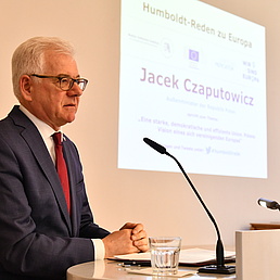 Jacek Czaputowicz steht am Pult und hält seine Humboldt-Rede zu Europa.