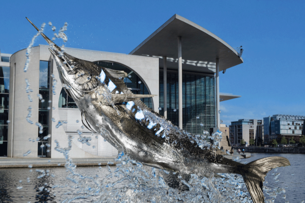 Science of Intelligence Ein gestreifter Marlin springt aus dem Wasser vor dem Kanzlerhaus in Berlin.