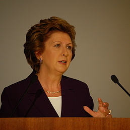 Mary McAleese steht am Pult und hält ihre Rede.