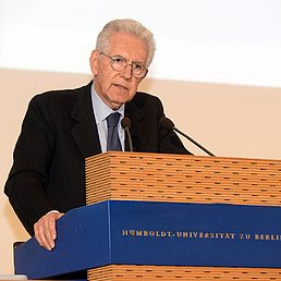 Mario Monti steht am Pult und hält seine Rede.