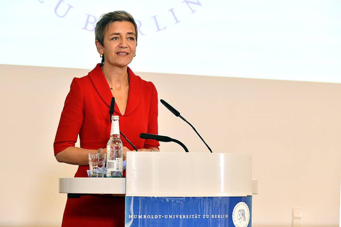 Frau Margrethe Vestager wie sie am Pult steht und ihre Rede hält.