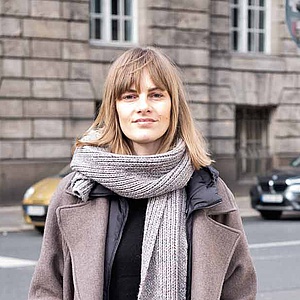 Dr. Romy Jaster, Lehrstuhl für Theoretische Philosophie Philosophin und Professorin Dr. Romy Jaster mit ihrem Hund an einer Straßenecke in Berlin.