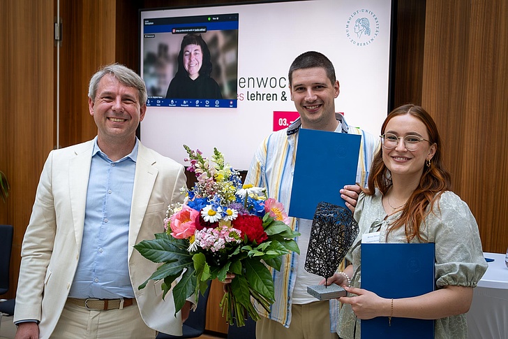Group photo: Niels Pinkwart, Vice President for Teaching and Studies, patron Dagmar Haase (online), Torben Rode, and Anna Hinderer