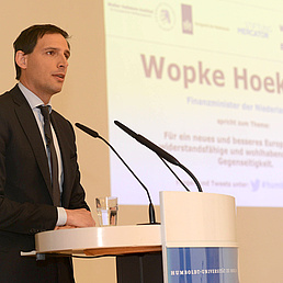 Wopke Hoekstra steht am Pult und hält seine Rede.