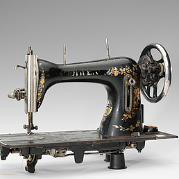 Eine alte Nähmaschine in dunkler Farbe mit dem Schriftzug Köhler und Verzierungen 