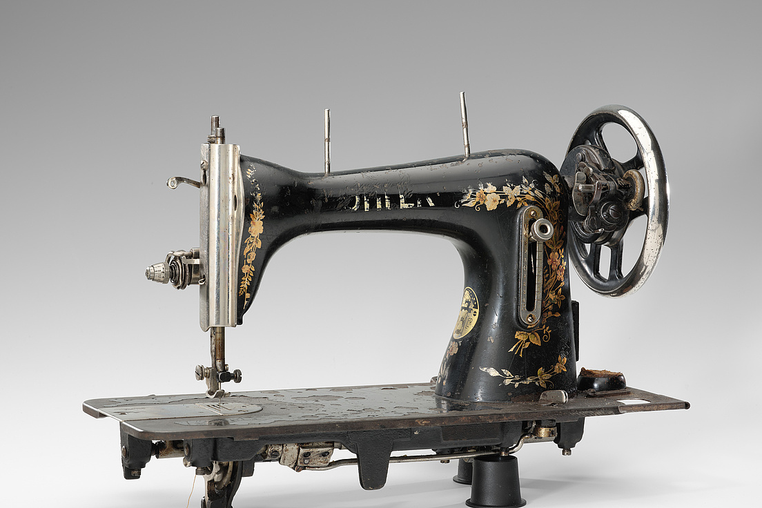 Alte Nähmaschine Eine alte Nähmaschine in dunkler Farbe mit dem Schriftzug Köhler und Verzierungen