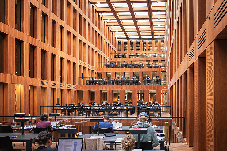 Großer Lesesaal im Grimm-Zentrum Großer Lesesaal des HU-Grimm-Zentrums mit Studierenden, die an Schreibtischen auf den treppenförmigen Leseterrassen arbeiten.