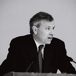 Jaap de Hoop Scheffer steht am Pult und hält seine Rede.