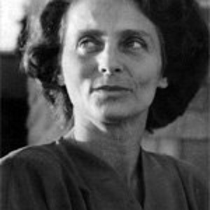 Schwarz-Weiß-Bild von Elly Freund. Sie blickt links oben neben die Kamera und lächelt leicht.