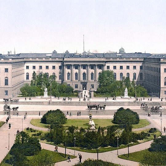 Eine nachcolorierte Fotografie des HU-Hauptgebäudes von 1900 gesehen vom Opernplatz (heute Bebelplatz) aus.