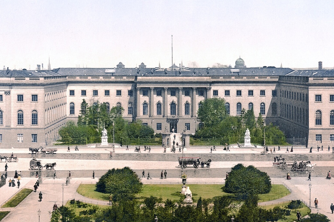 Eine nachcolorierte Fotografie des HU-Hauptgebäudes Eine nachcolorierte Fotografie des HU-Hauptgebäudes von 1900 gesehen vom Opernplatz (heute Bebelplatz) aus.