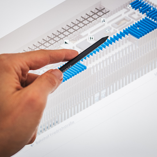 Computerbildschirm mit 3D-Grafik des Grimm-Zentrums Eine Hand hält einen Stift und zeigt damit auf einen Bildschirm auf dem man eine 3D-Grafik des Grimm-Zentrums der HU sieht.