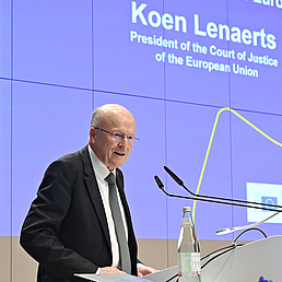 Koen Lenaerts steht am Pult und hält eine Humboldt-Rede zu Europa.