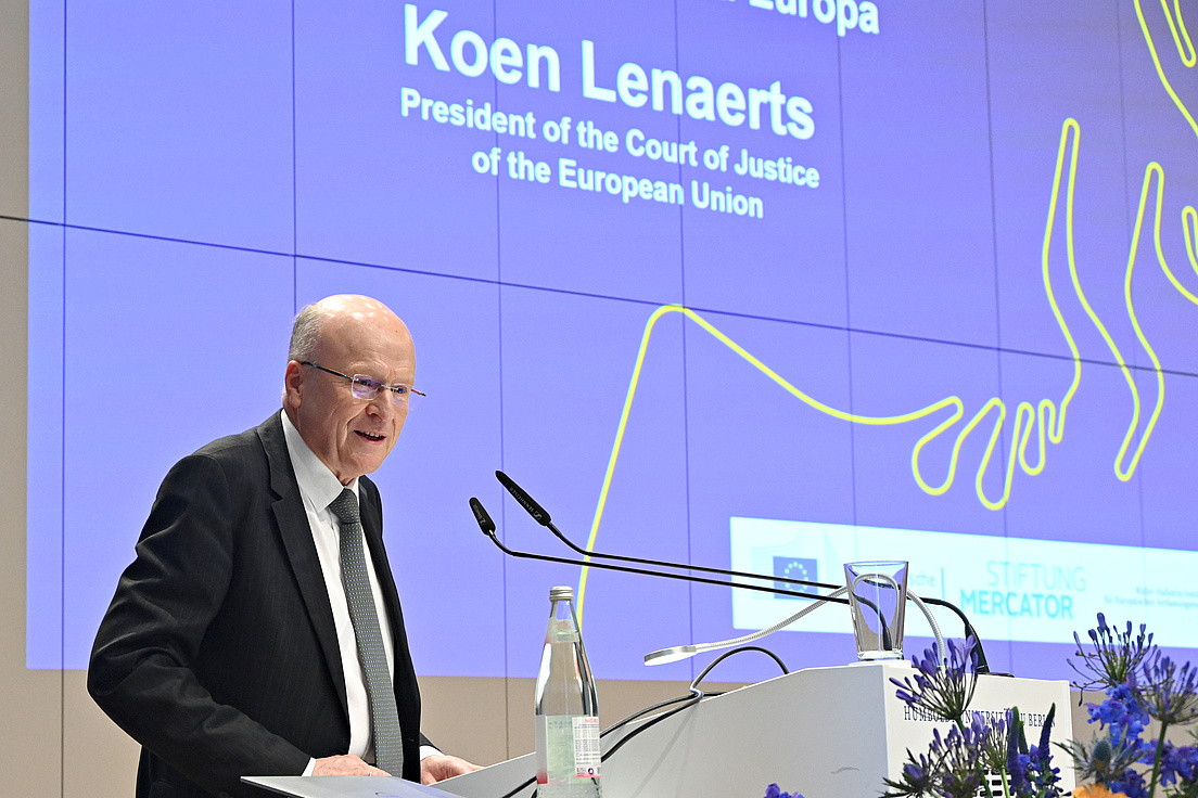 Koen Lenaerts steht am Pult und hält eine Humboldt-Rede zu Europa.