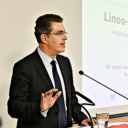 Prof. Dr. Linos Alexandre Sicilianos steht am Pult und hält seine Rede. 