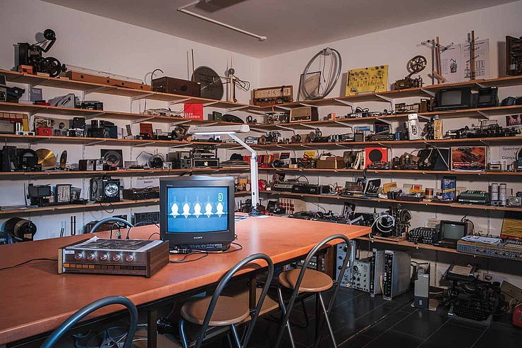 Medienarchäologischer Fundus der HU Ein Raum gefüllt mit verschiedensten technischen Mediengeräten der Vergangenheit.