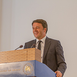 Matteo Renzi steht am Pult und hält seine Rede.