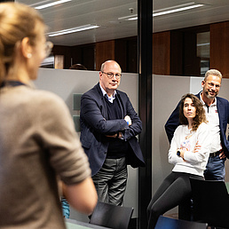 Christoph Markschies im Gespräch mit anderen Personen.