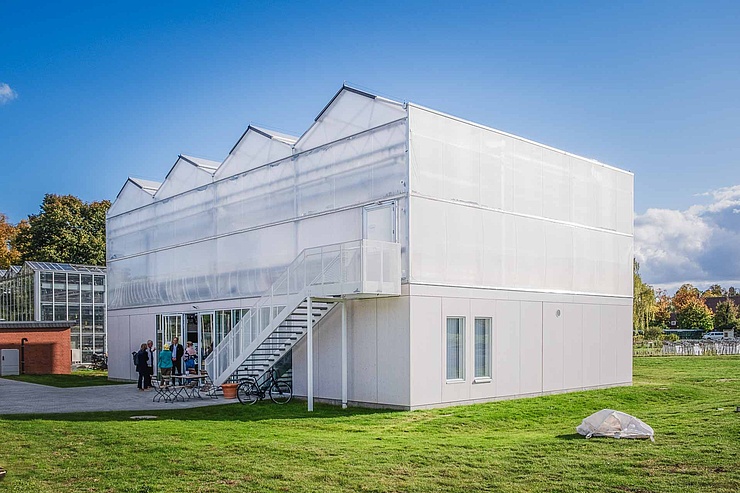 Forschungsgebäudes CUBESCircle auf dem HU-Campus Dahlem Aussenansicht des mehrstöckigen Cubes Circle Forschungsgebäudes auf dem HU-Campus Dahlem.