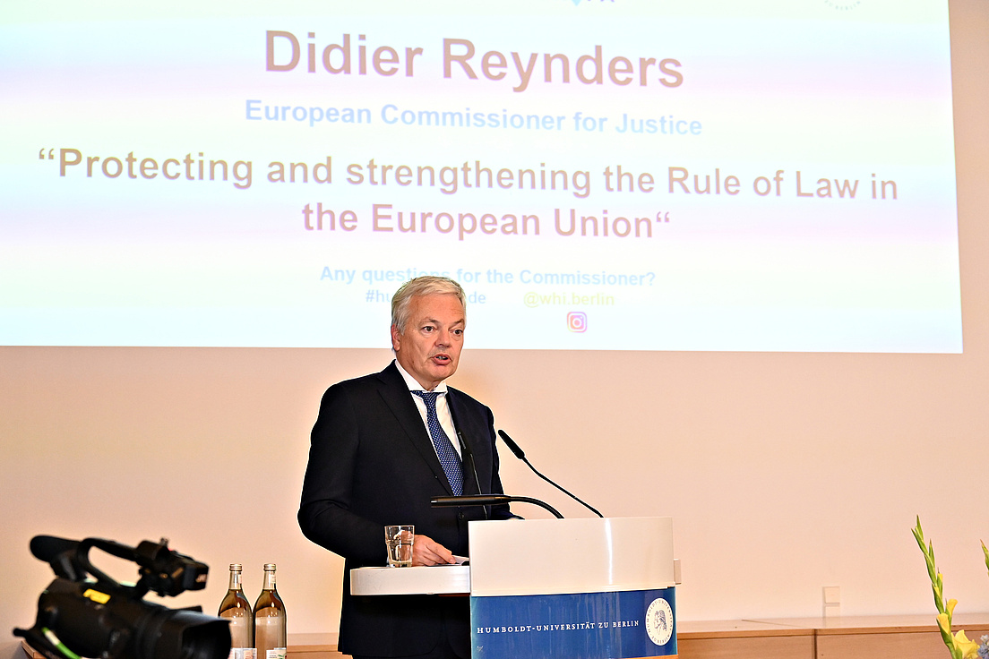 Herr Didier Reynders am Pult stehend, während er seine Rede hält.