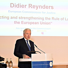 Herr Didier Reynders am Pult stehend, während er seine Rede hält.