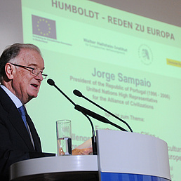 Jorge Sampaio steht am Pult und hält seine Rede. 