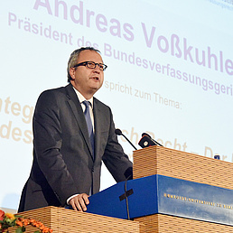 Andreas Voßkuhle steht am Pult und hält seine Rede.