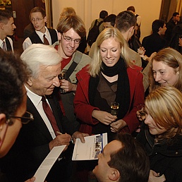 Richard von Weizsäcker umringt von Zuhörerinnen und Zuhörern beim Empfang im Anschluss der Rede.