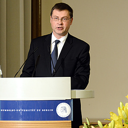 Valdis Dombrovskis steht am Pult und hält seine Rede.