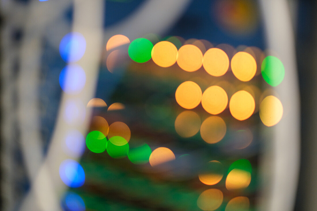 Forschung am Institut für Chemie Eine Apparatur mit Schaltkreisen zum Einsatz in der chemischen Forschung.