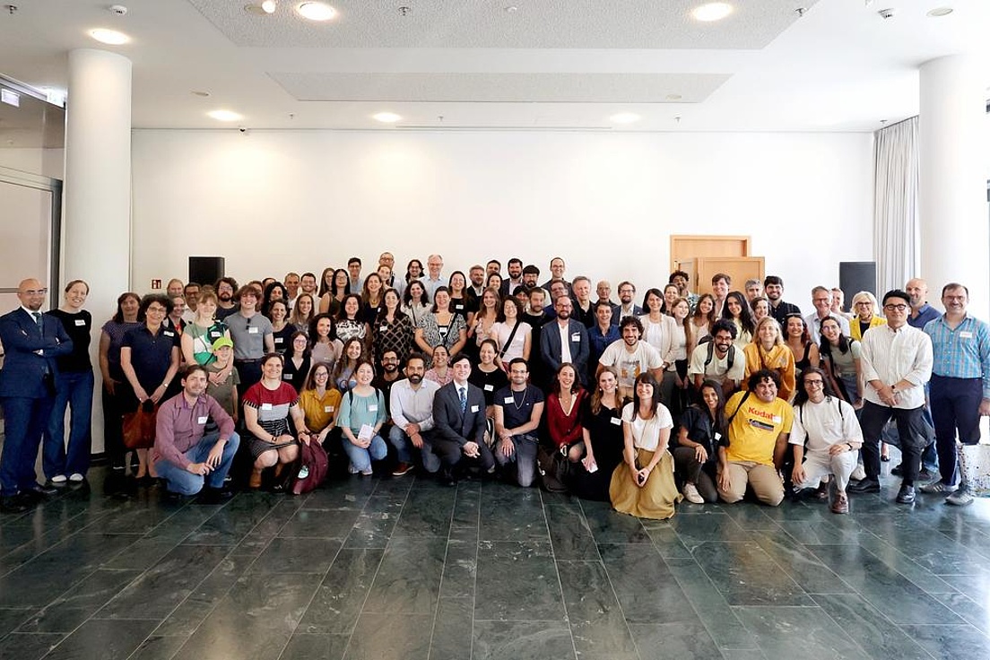 Gruppenfoto in einer Halle.
