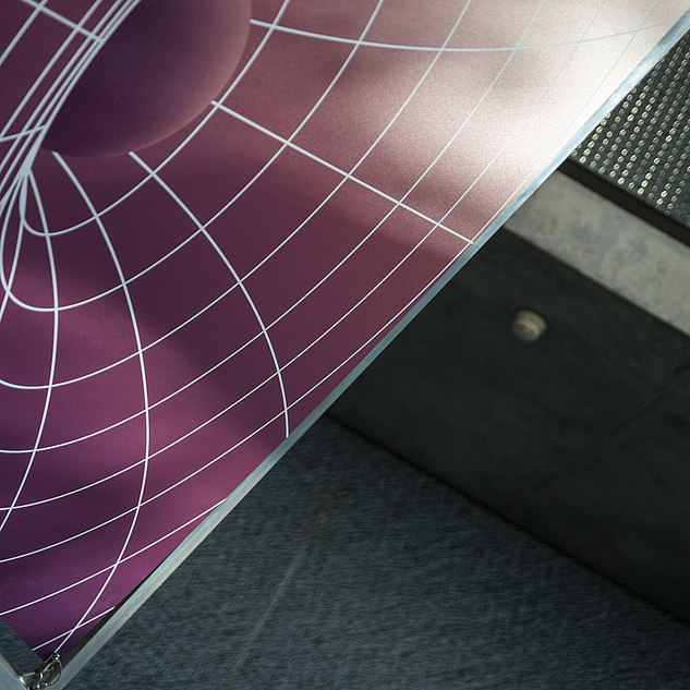 Eine Nahaufnahme zeigt eine leuchtende, violette Oberfläche, die an eine Lichttafel oder ein Display erinnert. Auf dieser Oberfläche ist ein weißes, geometrisches Muster abgebildet, das an eine Gitterstruktur oder ein Netzwerk erinnert.