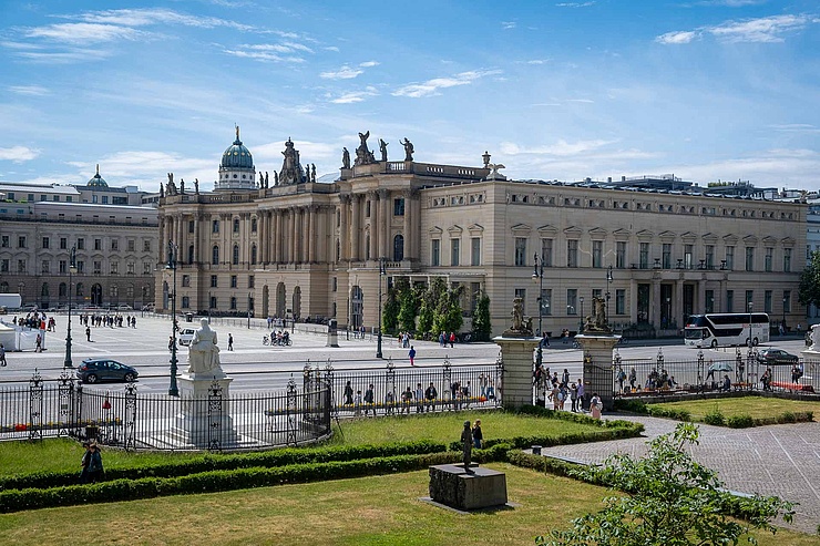 Juristische Fakultät, auch "Die Kommode" Der Ehrenhof des HU-Hauptgebäudes, dahinter die Straße Unter den Linden, im Hintergrund Bebelplatz und Juristische Fakultät
