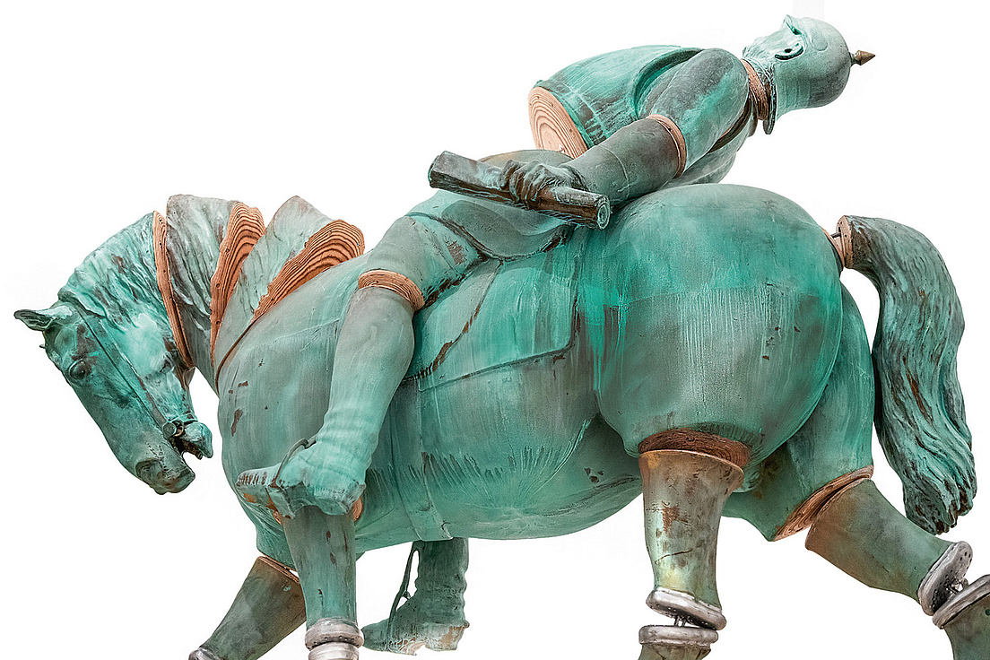 Mosse Lecture zum Thema Staatsstreich im Wintersemester 2025/26 Verkleinerte Version des Bremer Reiterstandbilds von Otto von Bismarck aus Holz, das in einzelne Glieder zerlegt wurde. Das Pferd hat den Kopf gesenkt und Otto v. Bismarck liegt mit dem Rücken auf dem Pferderücken mit Blick nach oben.