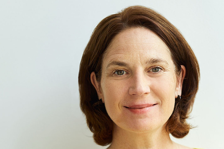 Viktoria Tkaczyk trägt einen sonnengelben Pullover und blickt freundlich in die Kamera.