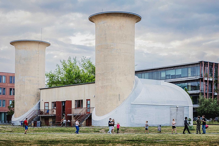 Außenansicht des historischen Motorenprüftstand-Gebäudes, Campus Adlershof Außenansicht des historischen Motorenprüftstand-Gebäudes mit seinen zwei markanten Rund-Türmen.
