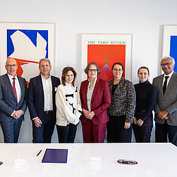 NYU und HU sind strategische Partneruniversitäten Gruppenfoto der Vertreter der HU und der NYU hinter einem weißen Tisch und vor einer weißen Wand mit Gemälden